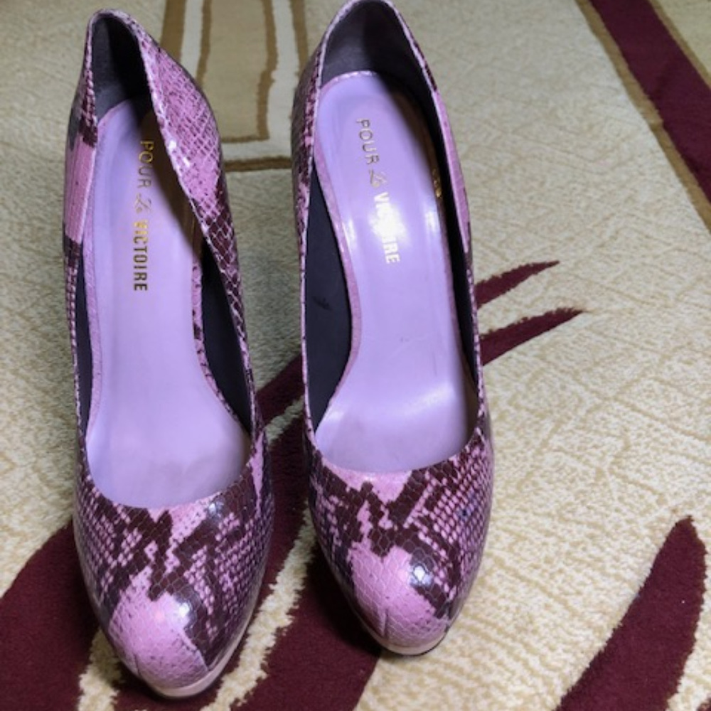 Pour La Victoire Size 10 Snakeskin Pumps